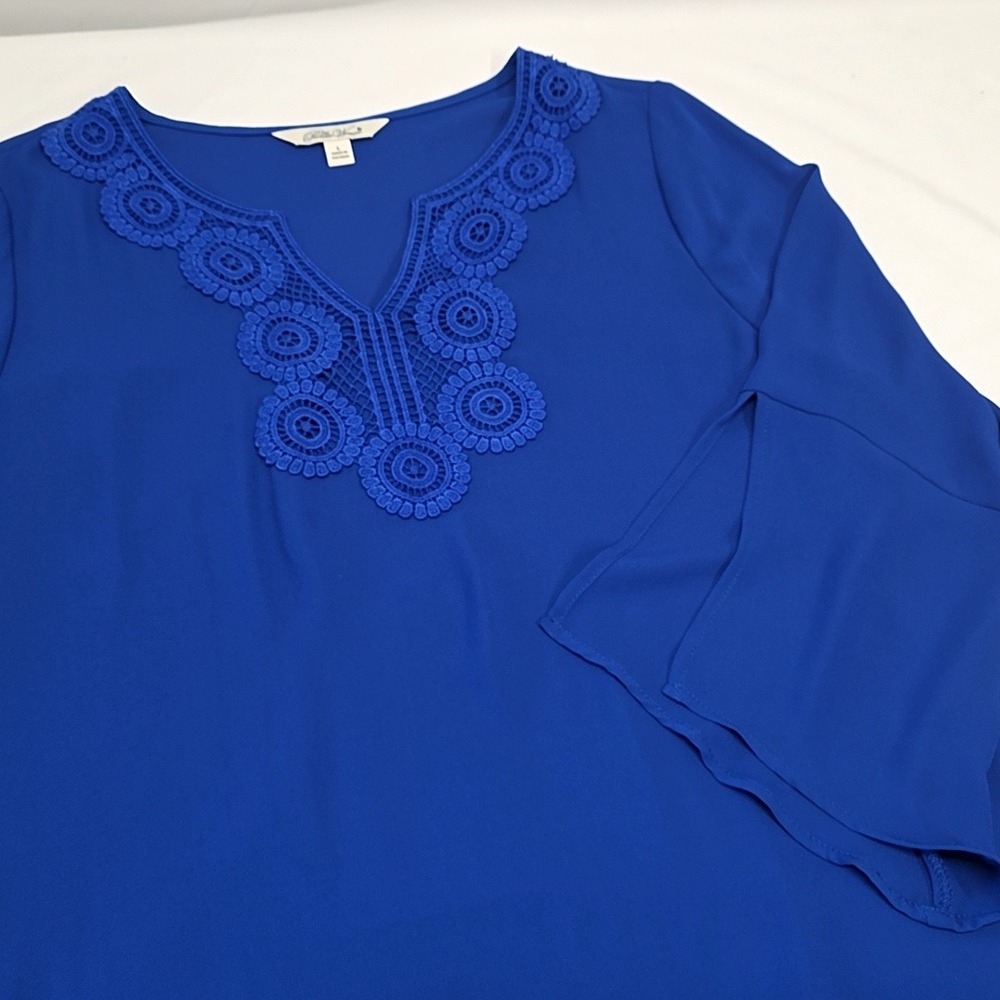 The Pioneer Woman Tunic Women L Blue Crochet Lace Neck Bell Sleeve Sharkbite Hem